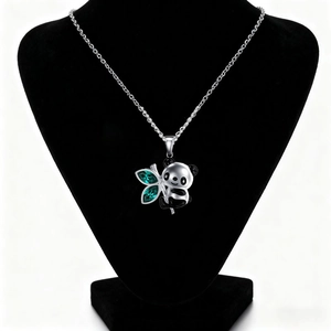 Collar panda de plata S925 con hojas de bambú de cristal verde sobre terciopelo