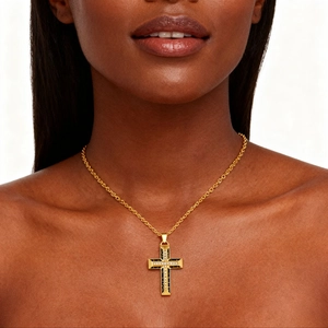 Collana vintage con croce dorata con inserto nero e cristalli su una catena sottile