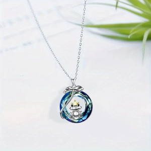 Élégant collier pendentif prince grenouille avec cristal bleu-vert et détails dorés