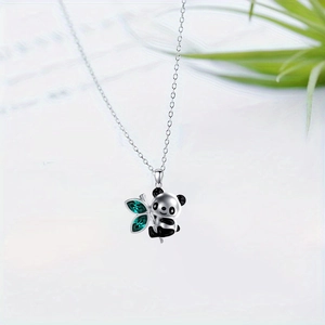 Collar con colgante de panda y hojas de bambú de cristal sobre cadena de plata