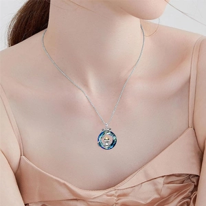 Collier élégant avec pendentif grenouille en cristal bleu sur chaîne en argent