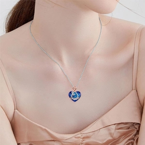 Collana sorella con cristallo a cuore blu e ciondolo infinito oro rosa su modella