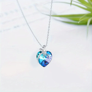 Elegante Halskette mit Herz-Kristall, blauem Farbverlauf und Silber-Schmetterling
