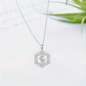 Detail der Schneeflocken-Halskette mit Rentier-Motiv und rotem Schal in Silber