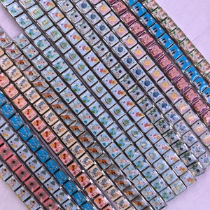 Detalle de eslabones italianos de 9 mm en acero con diseños de espacio y dibujos animados