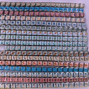 Detalle de dijes de acero de 9mm con astronautas espaciales y motivos de esmalte de dibujos