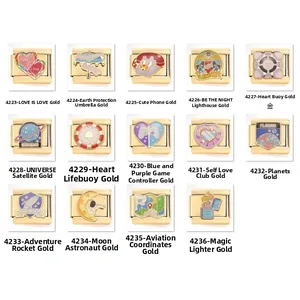 Pulsera de dijes modulares bañada en oro con diseños náuticos en esmalte vibrante
