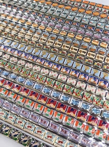 Vue détaillée de breloques italiennes en acier inoxydable avec motifs émaillés pour DIY