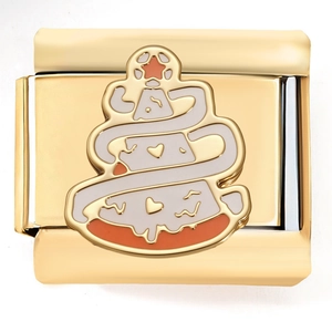 Detalle macro de un charm italiano dorado con un diseño de árbol de Navidad en esmalte