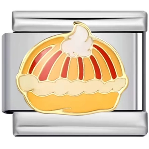 Détail macro d'un maillon de bracelet italien avec un motif de dessert en émail coloré