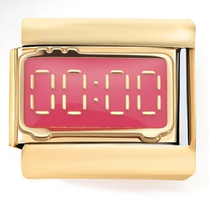 Primer plano de abalorio modular dorado con esmalte rosa y diseño reloj 00:00