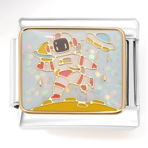 Detalle macro del eslabón de pulsera de acero inoxidable 9mm con astronauta dorado