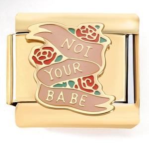 Primer plano de abalorio italiano dorado con texto Not Your Babe y motivo de rosa retro