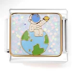 Detalle de dije de astronauta para pulsera italiana 9mm con tierra de esmalte azul y estrellas