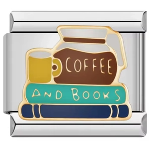 Détail d'un charm italien en acier inoxydable avec design émaillé café et livres