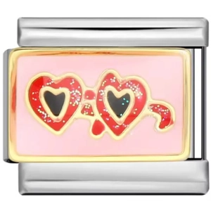 Détail d'un maillon de bracelet italien avec émail rose et motif de cœur rouge à paillettes