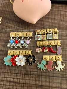 Detailansicht der italienischen Charms mit farbenfrohen Emaille-Blumen und Marienkäfern