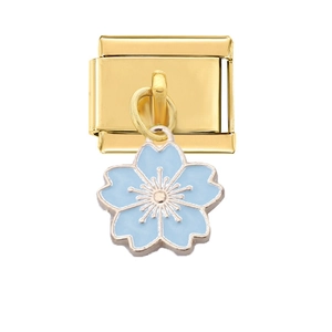 Makroansicht des modularen Gold-Charms mit einem zarten blauen Kirschblüten-Anhänger