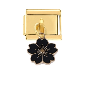 Nahaufnahme von goldenem italienischem Charm-Glied mit schwarzem Kirschblüten-Anhänger