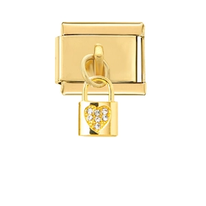 Makro-Detail des italienischen Gold-Charms mit Herzschloss-Anhänger und Zirkonia