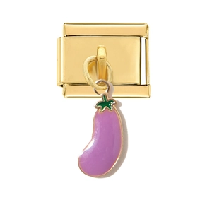 Detail eines italienischen Charms mit lila Auberginen-Anhänger auf goldener Edelstahlbasis