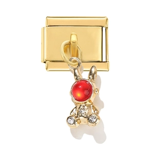Nahaufnahme des goldenen Modular-Armband-Anhängers mit rotem Hasen und Kristallen