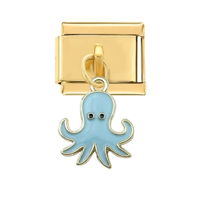 Nahaufnahme eines goldenen Charm-Glieds mit einem hellblauen Oktopus-Anhänger aus Emaille