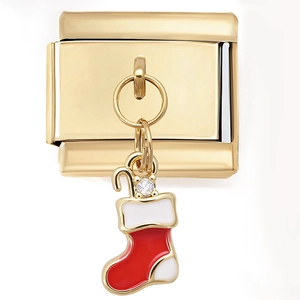 Vue détaillée d'un maillon italien doré avec un pendentif en forme de botte de Noël rouge