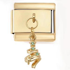 Détail macro du maillon de breloque modulaire dorée avec pendentif sapin et gemmes vertes