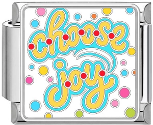 Λεπτομέρεια από ατσάλινο γούρι με τη φράση 'choose joy' και πολύχρωμα πουά σχέδια