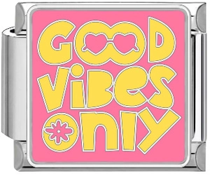 Λεπτομερής μακροεντολή του γυαλιστερού Good Vibes Only charm σε βάση από ανοξείδωτο ατσάλι