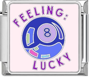 Λεπτομερής macro λήψη ιταλικού charm με σχέδιο Feeling Lucky και τον αριθμό 8