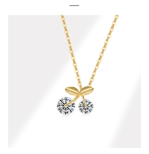 Dettaglio della collana a ciliegia in argento sterling S925 con cristalli lucenti