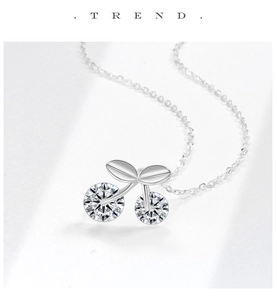 Dettaglio della collana a ciliegia in argento sterling S925 con brillanti pietre di zircone