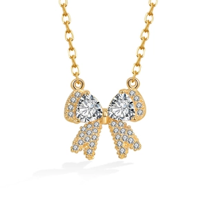 Elegante gouden strik ketting met driehoekige zirkoon en sprankelende pavee zetting