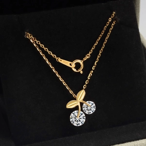 Collana a ciliegia in argento S925 con zirconi bianchi scintillanti su velluto nero