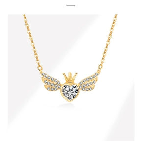 Detailopname van de gouden ketting met hart-zirkonia, kroon en vleugels met diamant
