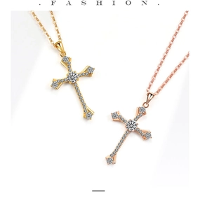 Nahaufnahme von Kreuzketten in Gold und Roségold mit Zirkonia-Kristallen besetzt