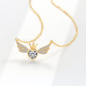 Gouden kroon hart ketting met engelenvleugels en sprankelende kristallen hanger