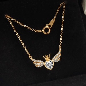 Gouden S925 zilveren ketting met hart-kroon en vleugels op zwart fluweel