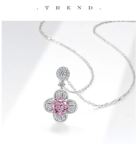 Dettaglio pendente a quadrifoglio in argento con zircone rosa e alone di diamanti