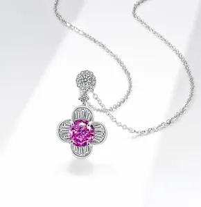 Dettaglio collana a fiore con gemma rosa e diamanti taglio baguette su catena d'argento