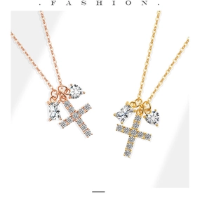 Detail der S925 Sterling Silber Kreuzkette mit Herz- und Rechteck-Zirkonia-Anhängern