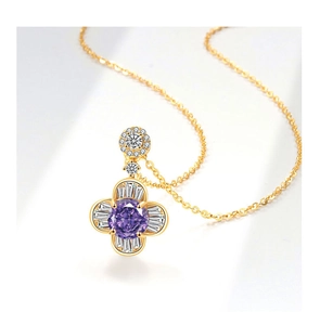 Dettaglio della collana a fiore dorata con pietra viola e accenti di diamanti baguette