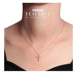 Roségoldene Kreuzhalskette mit Zirkonia-Inlay an einem Model für einen eleganten Look