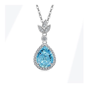 Dettaglio del ciondolo con gemma blu a pera e halo di diamanti su collana in argento