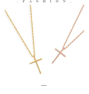 Detail von minimalistischen S925 Sterlingsilber Kreuzketten in Gold und Roségold Optik