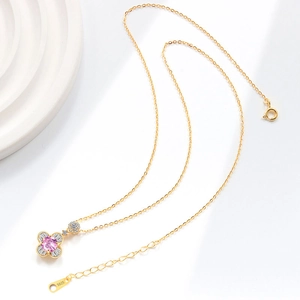 Collana in argento S925 placcato oro con ciondolo a fiore in gemma rosa e zirconi bianchi