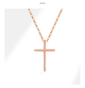 Detailaufnahme der minimalistischen Kreuzkette in Roségold mit poliertem O-Ketten-Design