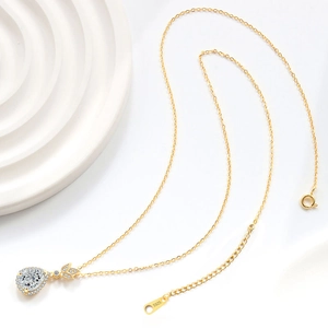 Elegante collana in argento S925 dorato a forma di pera con zirconi lucidi su fondo bianco